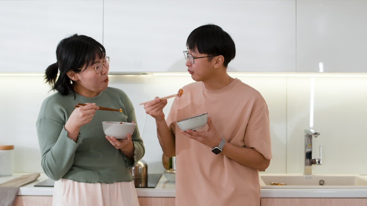 부부가 부에서 식사를 즐기고 있다