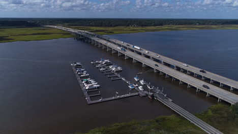 Toma-Aérea-De-Drones-Del-Muelle-En-El-Río-Ashley-Y-El-Puente-En-Un-Día-Soleado