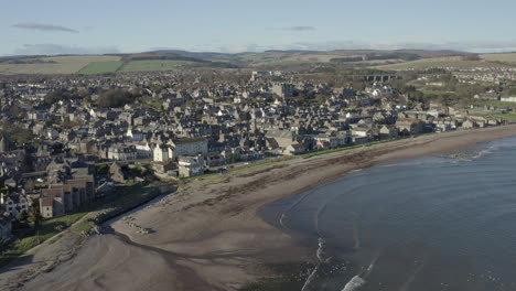 una vista aérea de la ciudad y el puerto de stonehaven en un día soleado, aberdeenshire, escocia