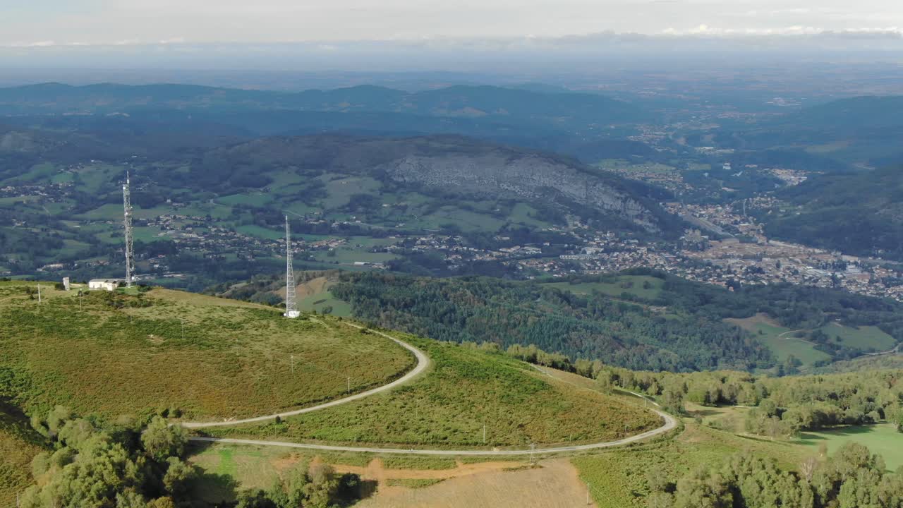 paisaje de los pirineos franceses en temporada de verano con valle en segundo plano