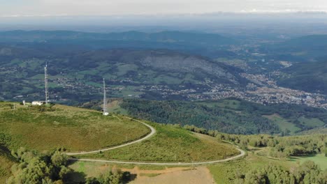paisaje de los pirineos franceses en temporada de verano con valle en segundo plano