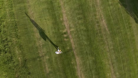 Hohe-Sicht-Auf-Einen-Mann,-Der-Auf-Einem-Golfplatz-Läuft