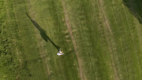 alta vista de un hombre caminando en un campo de golf