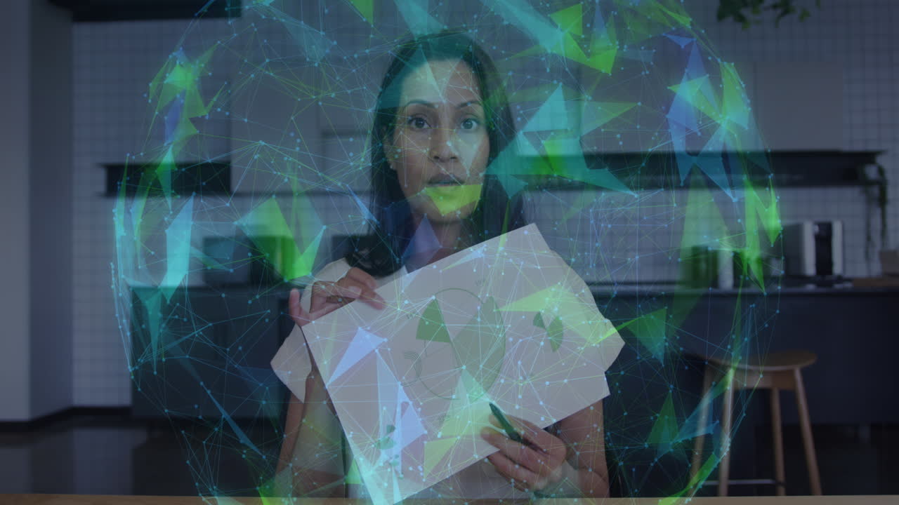 animación de conexiones y procesamiento de datos sobre empresaria biracial en la oficina