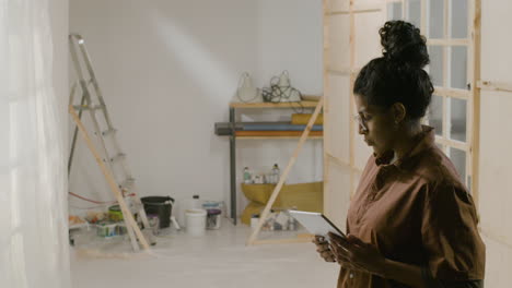 Woman-using-tablet-in-the-studio