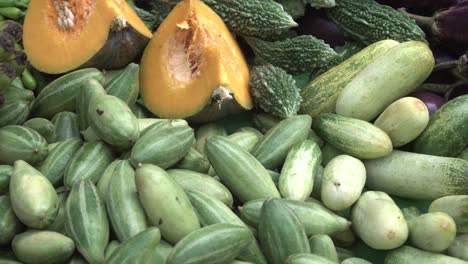 variedad de hortalizas crudas vendidas en el mercado