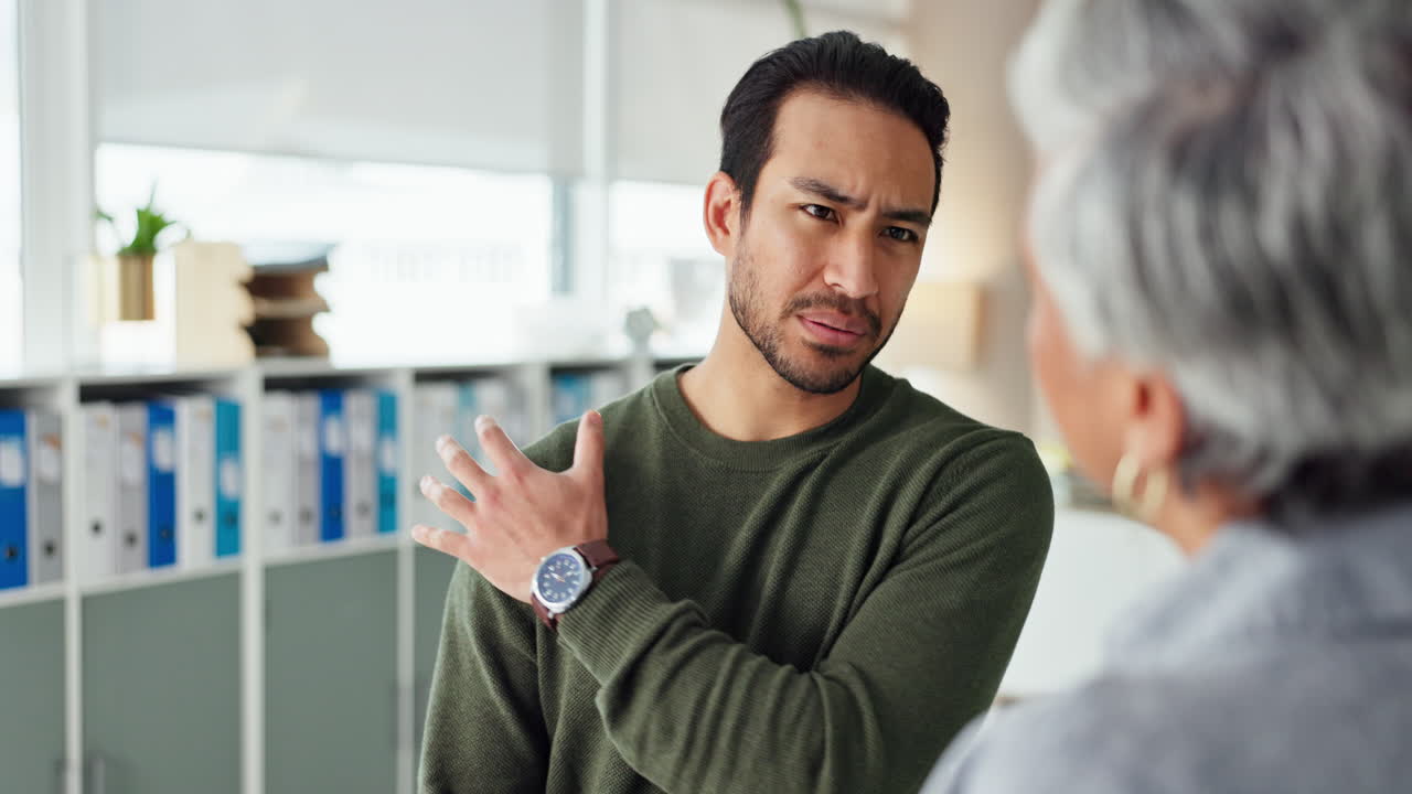 el médico discutiendo el dolor de hombro con el paciente