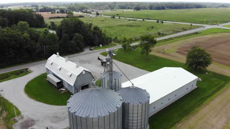 una vista aérea de una típica granja de michigan