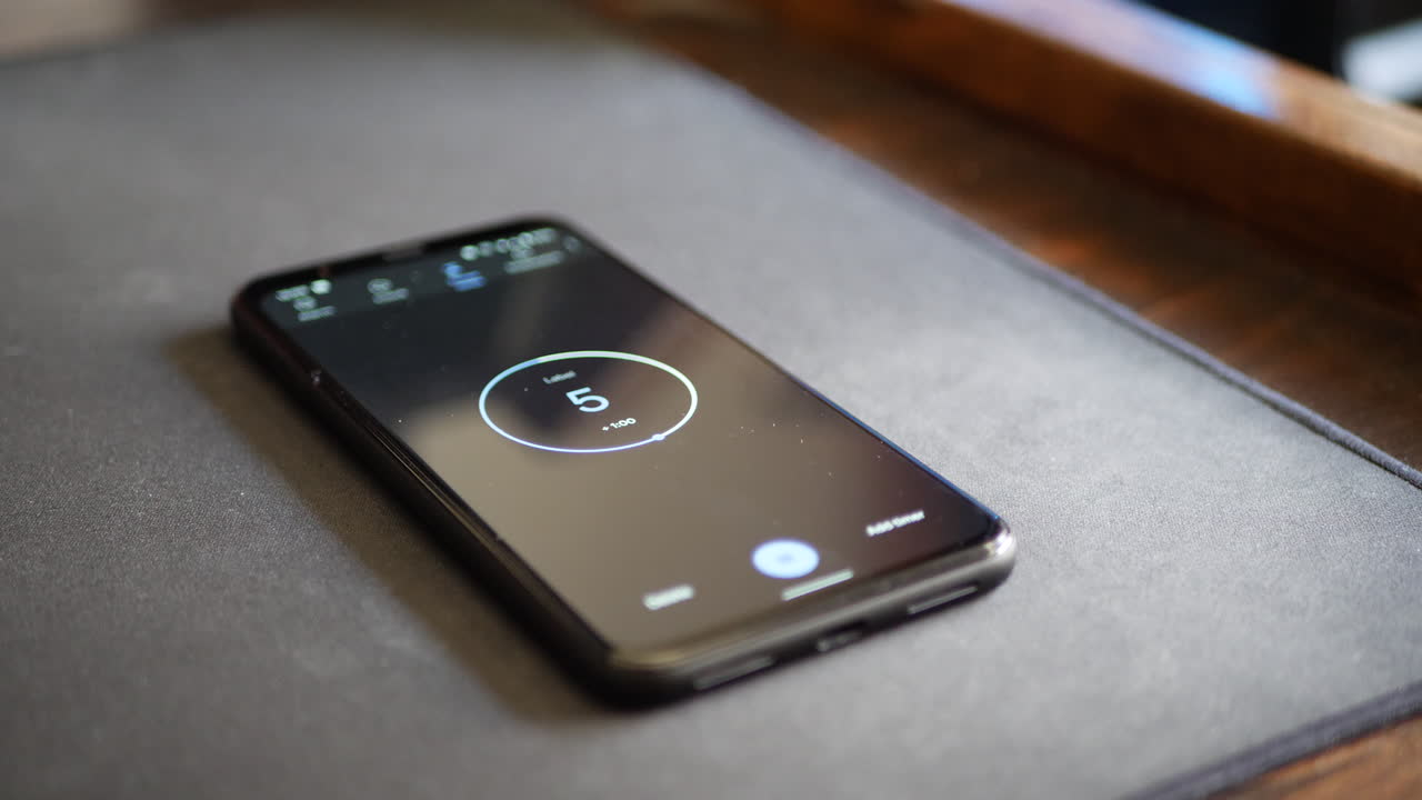 un usuario de teléfono inteligente configurando un temporizador de 10 segundos en la aplicación móvil como una cuenta regresiva de recordatorio de tareas