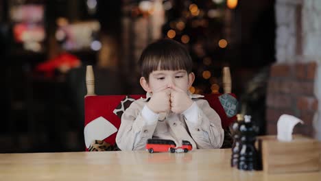 Un-Niño-Pequeño-Que-Muestra-Gestos,-Jugando-Con-Sus-Manos