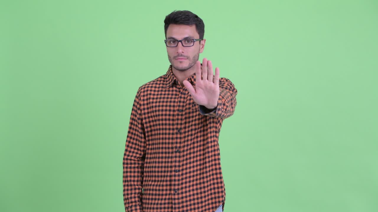 joven y guapo hombre hispano hipster