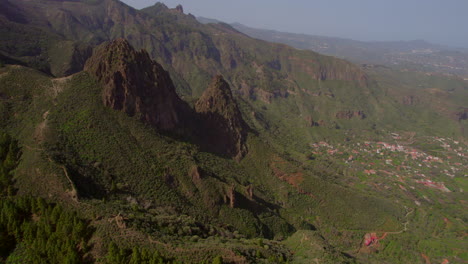 Roque-Chico-and-Roque-Grande:-Aerial-view-in-orbit-over-these-rock-formations-on-the-island-of-Gran-Canaria-and-with-beautiful-forests