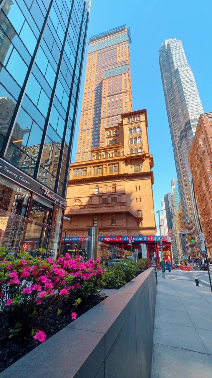 Nova Iorque, EUA, 22 de maio de 2026: Rua de Manhattan com Fachada de Edifício Histórico. Vista ao nível da rua de fachada histórica e torres modernas em Midtown Manhattan.