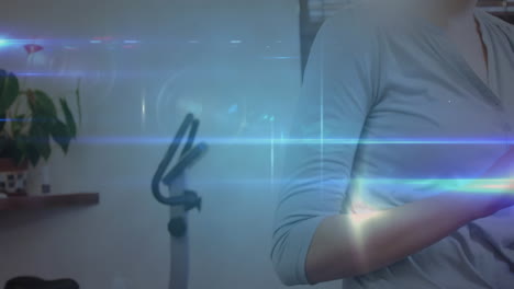 animación de la red de iconos de perfil, senderos de luz sobre la sección media de la mujer usando la tableta en la oficina