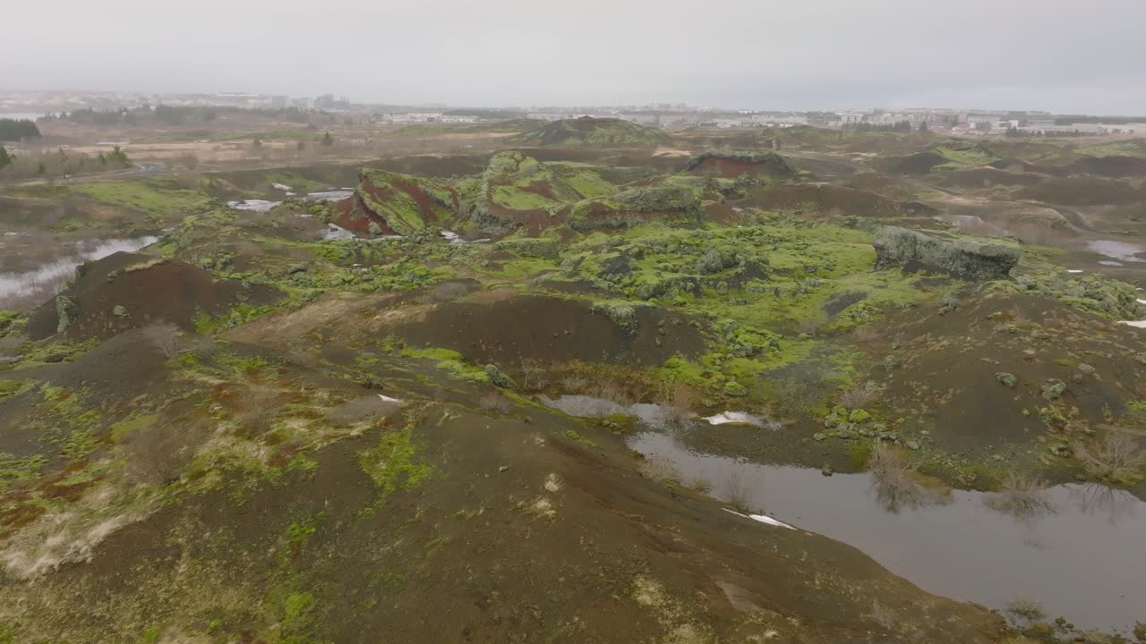 vista aérea de los cráteres raudholar, las colinas rojas, formaciones geológicas de rocas volcánicas, cerca de reykjavik, en islandia