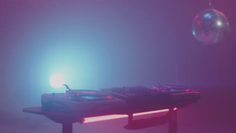 equipo de dj con luz de neón