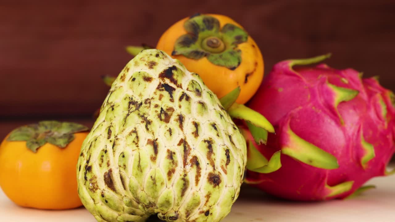 나무 표면에 배열 된 다양한 과일