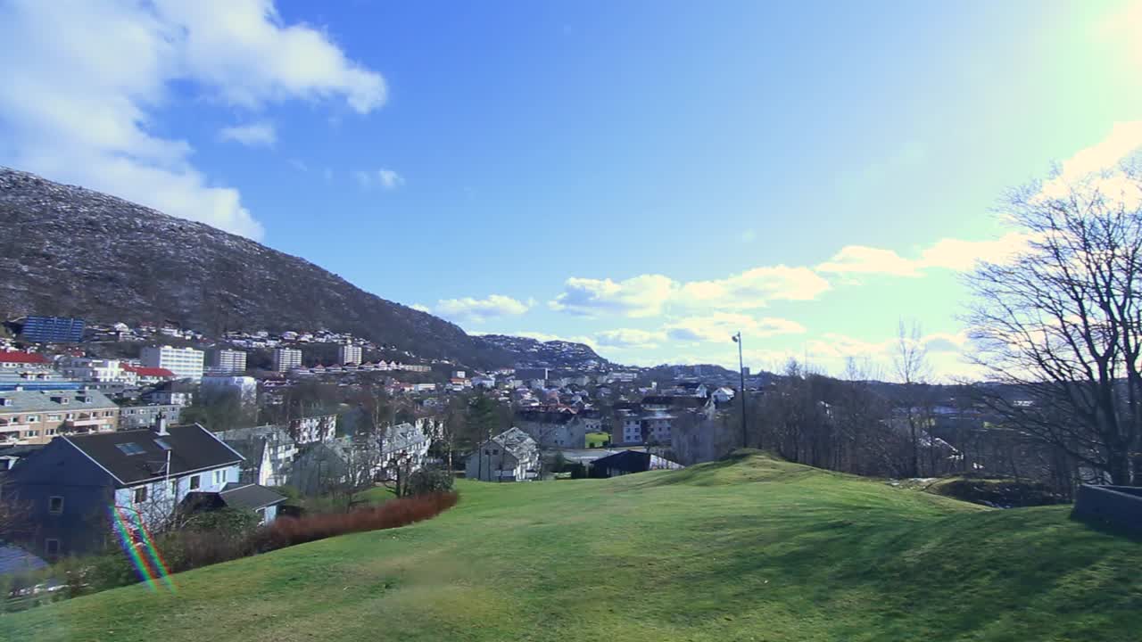 푸른 하늘과 화창한 날 노르웨이 베르겐에 있는 landåsparken