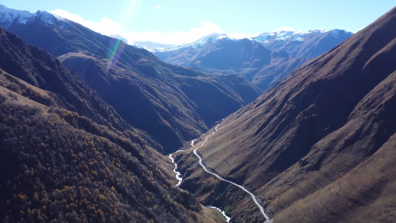 las montañas georgianas del cáucaso y una visión del sol capturada por un avión no tripulado
