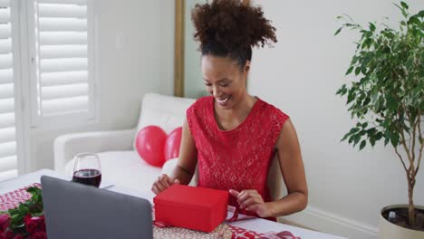 Frau-Gemischter-Abstammung-Bei-Einem-Videoanruf-Zum-Valentinstag,-Eröffnungsgeschenk