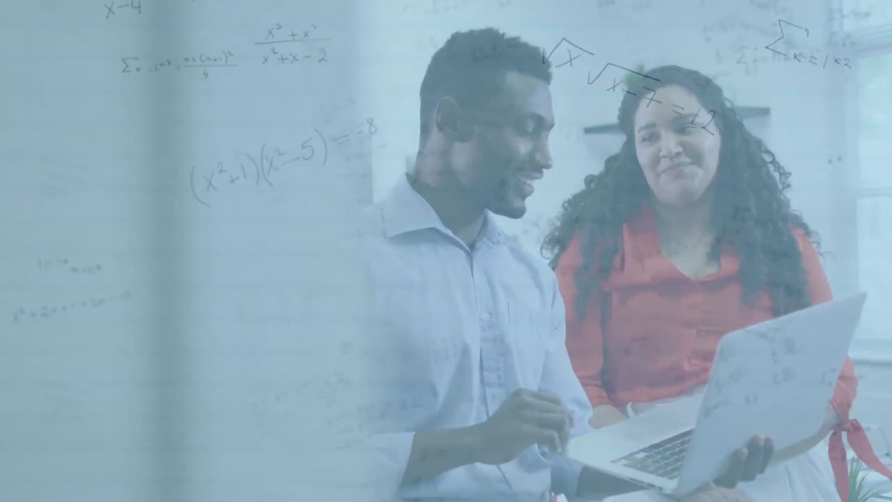 animación de fórmulas matemáticas sobre feliz diversos hombres de negocios en la oficina