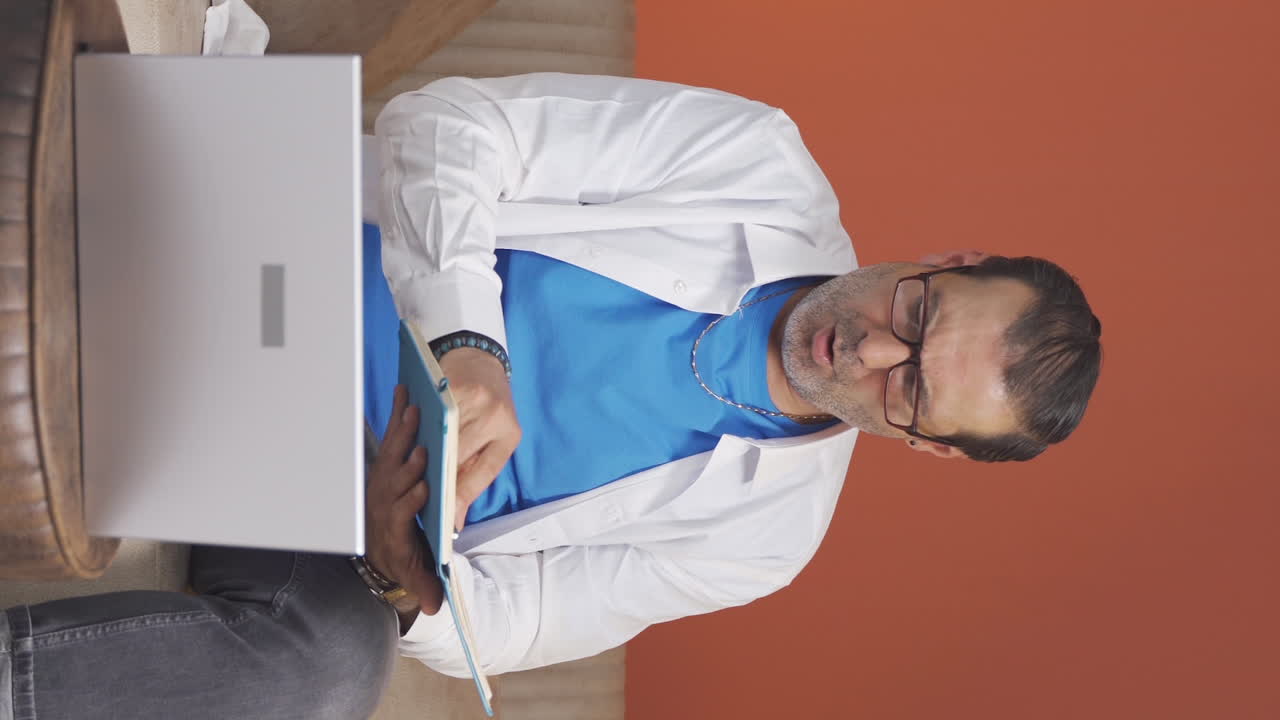 video vertical de un hombre con dificultad para respirar.