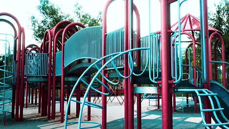 Leerer-Spielplatz-Im-Park