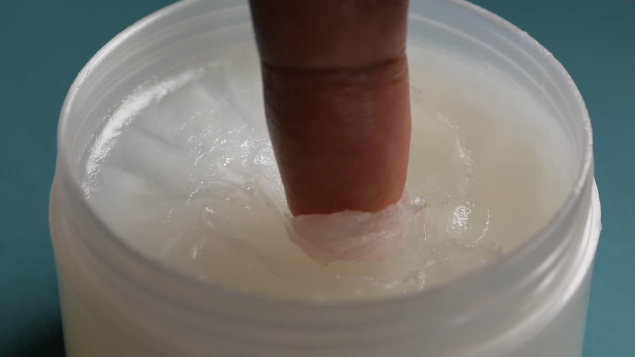 aplicación de crema para los dedos del frasco