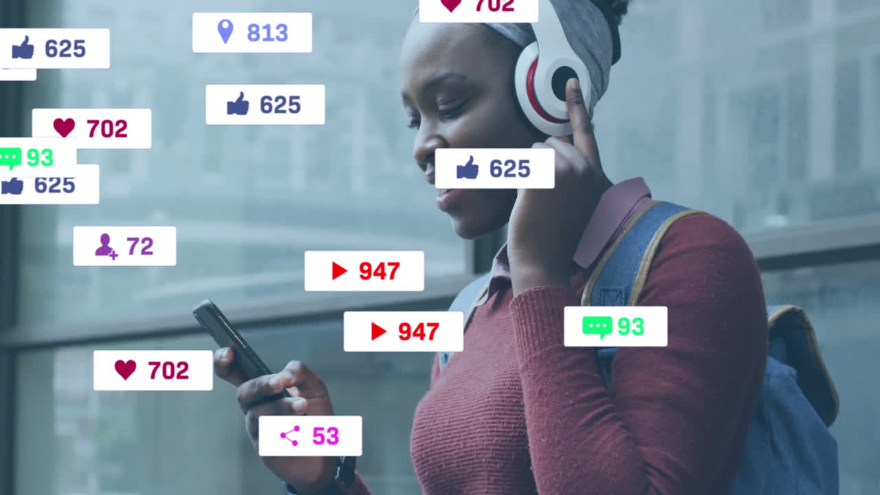 animación de iconos y procesamiento de datos sobre mujer afroamericana usando teléfono inteligente