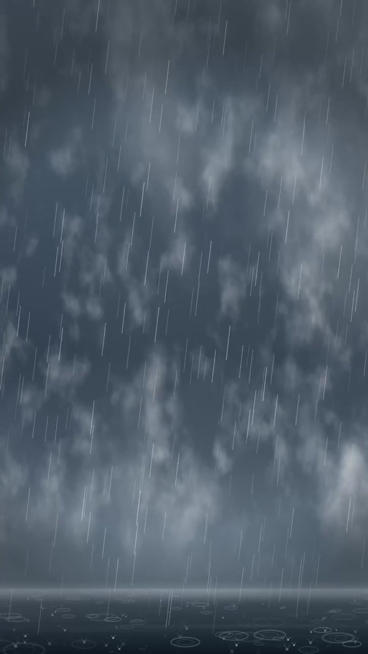 どんよりとした曇り空の下、暗い水面に波紋が広がる雨粒。