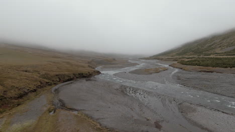 Paisaje-De-Niebla-A-Lo-Largo-De-La-Orilla-Del-Río