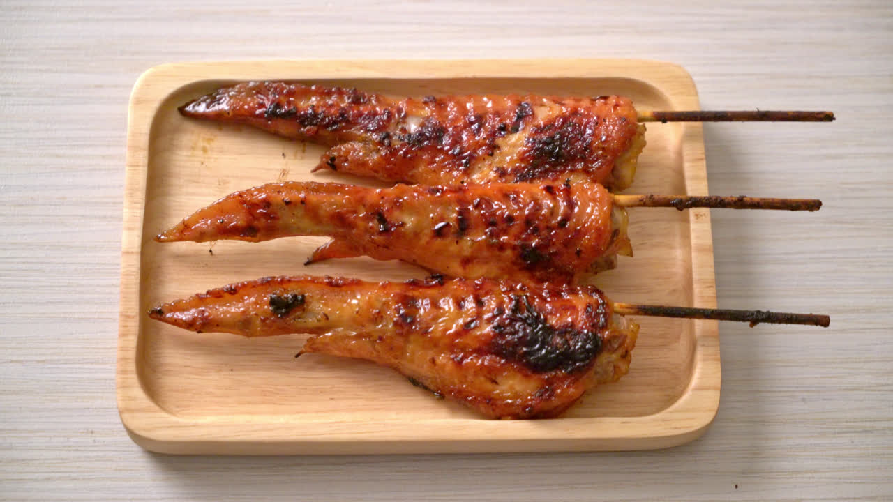 그릴 또는 바비큐 닭 날개 꼬치