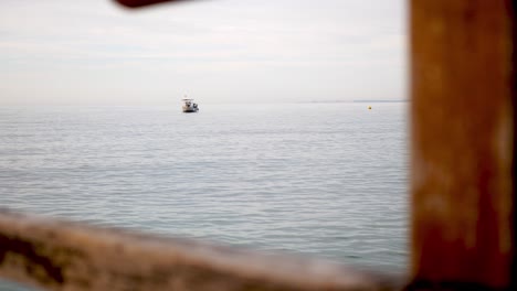 Kleines-Fischerboot-In-Der-Ferne-An-Einem-Nebligen-Tag-Gesehen