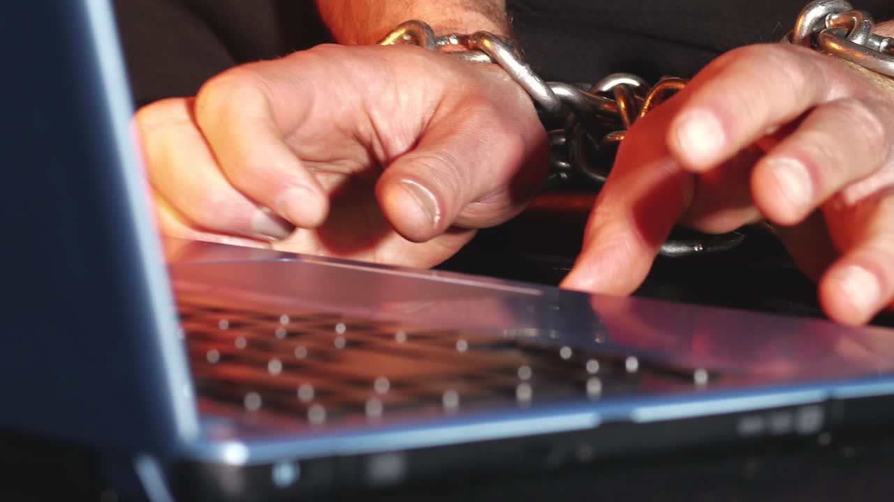 온라인 표현의 자유 제한 개념 샷