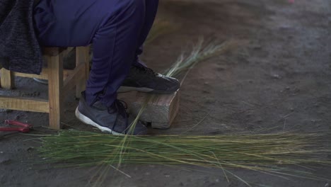 een man in tucuman, argentinië, die vaardig ambachten maakt, traditioneel ambacht en cultureel erfgoed tentoonstelt