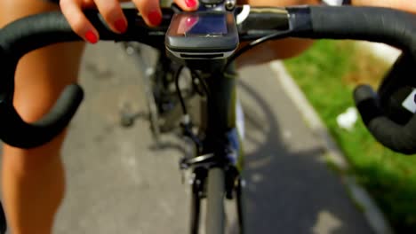 Ciclista-Femenina-Comprobando-La-Velocidad-En-La-Pantalla-En-Bicicleta-4k