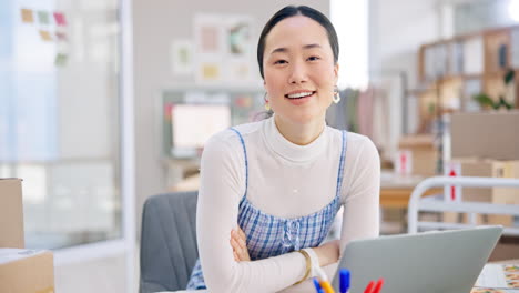 전자상거래, 자신감 있는 노트북에 있는 아시아 여성