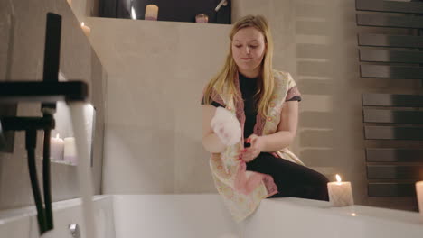mujer relajándose en un baño de burbujas