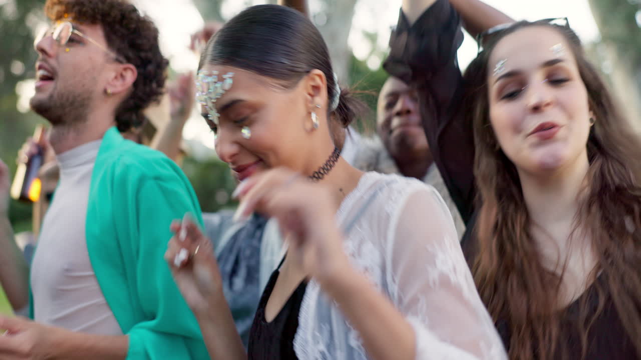 baile, música y fiesta con una mujer en el festival