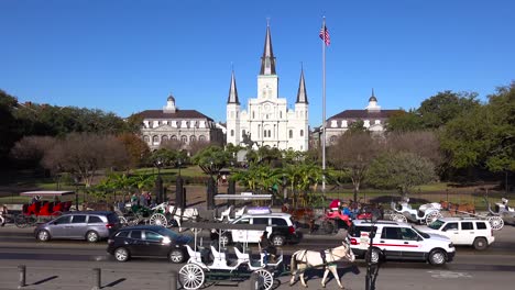 Schöner-Jackson-Square-Mit-Verkehr-In-New-Orleans-Louisiana