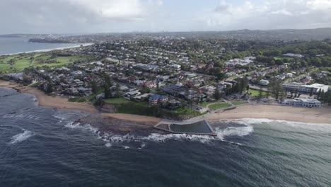 playa y línea costera en collaroy beach sydney, nsw, australia - retirada aérea