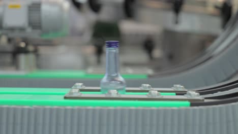 botellas en la línea de producción de la planta o fábrica