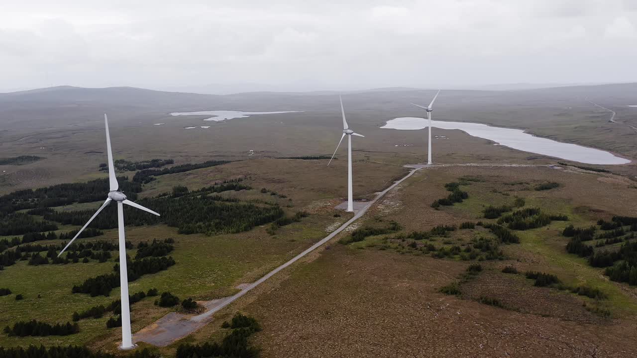 fotografía de un avión no tripulado de un parque eólico de turba en la isla de lewis, hébridas exteriores