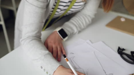 diseñador de moda en el trabajo