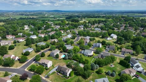American-neighborhood-with-large-houses-and-homes-in-summer