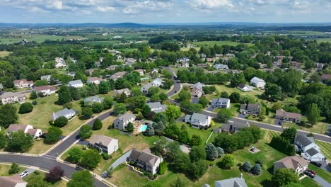 barrio americano con casas grandes y casas en verano