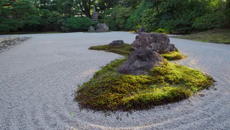 The-stone-gardens-of-Kennin-ji-Buddhist-Temple-in-Kyoto,-Japan