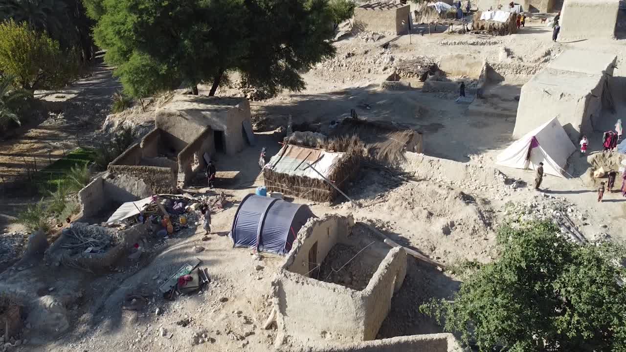 Vista aerea in tilt-up di un tradizionale villaggio rurale in Balochistan, Pakistan