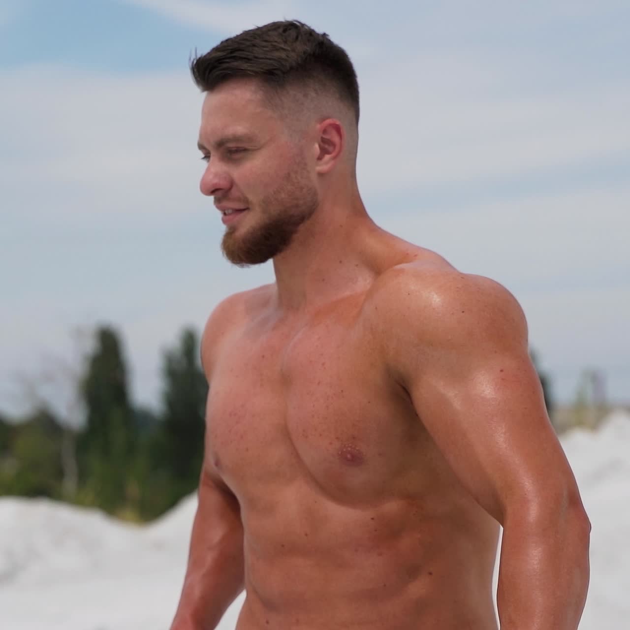 Modello fitness in posa nella natura