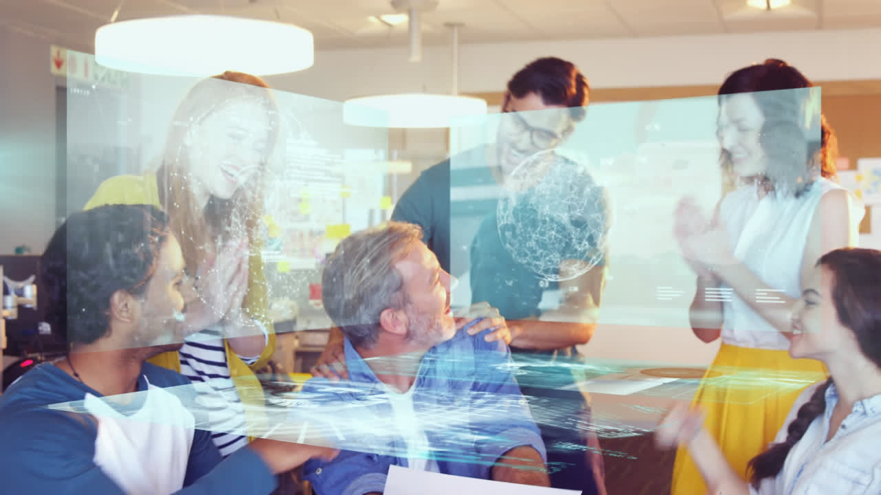 animación de datos en pantallas sobre felices y diversos colegas de negocios masculinos y femeninos en la oficina